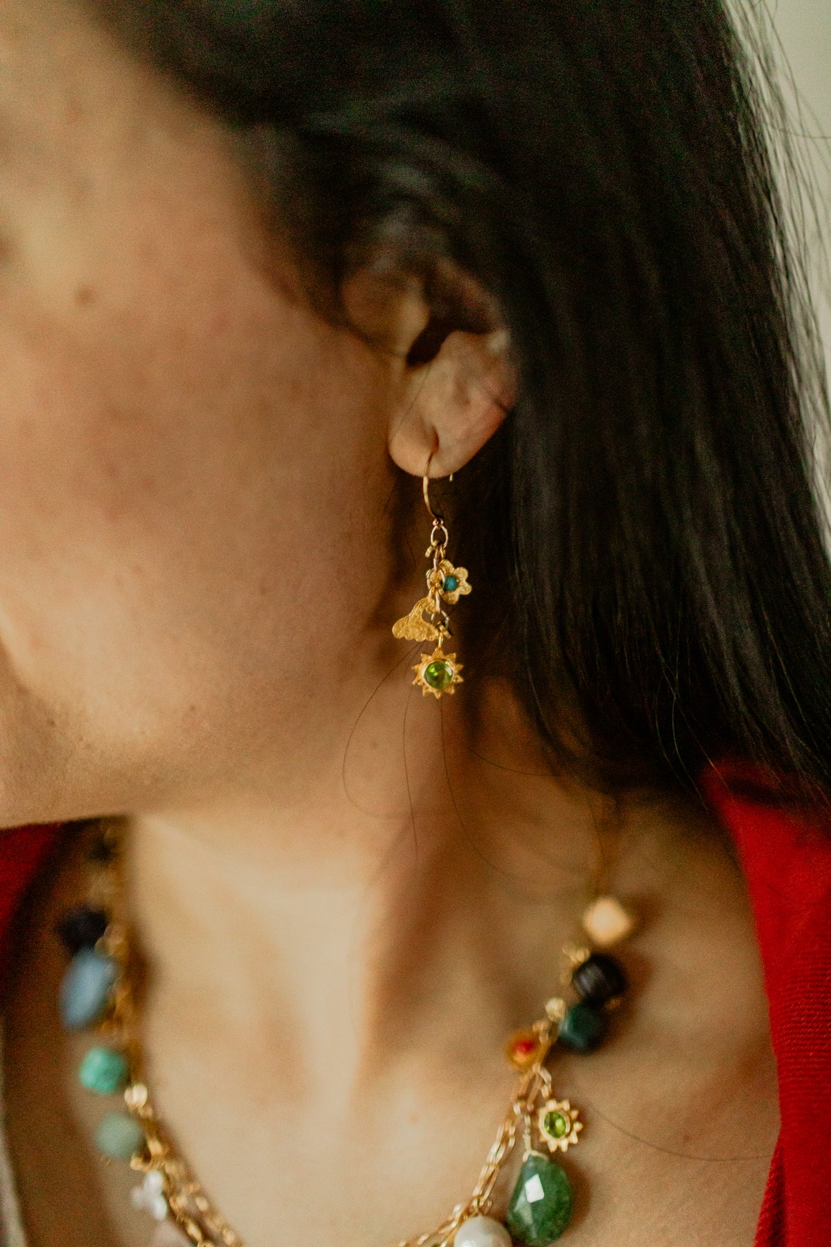 A menagerie of fine gold charms and daisies