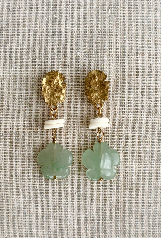 Lina earrings with green daisies
