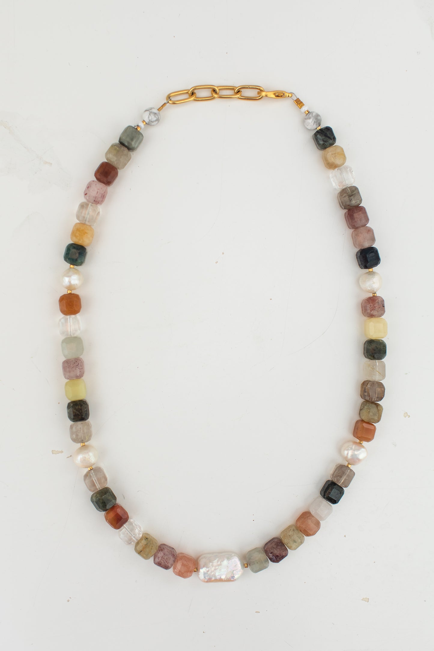 Cut stone necklace in multicolored quartz
