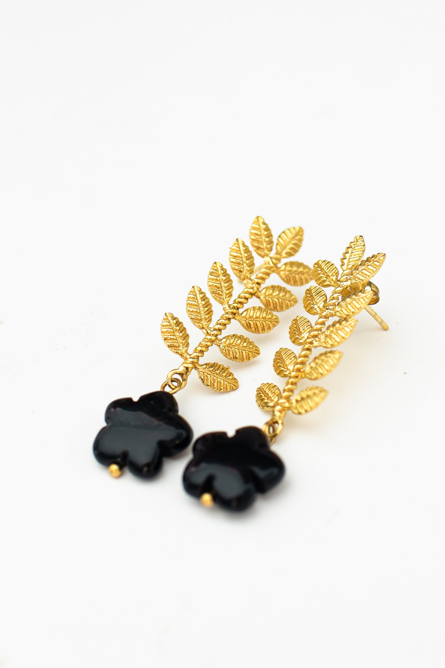Bloom Earrings with black daisies